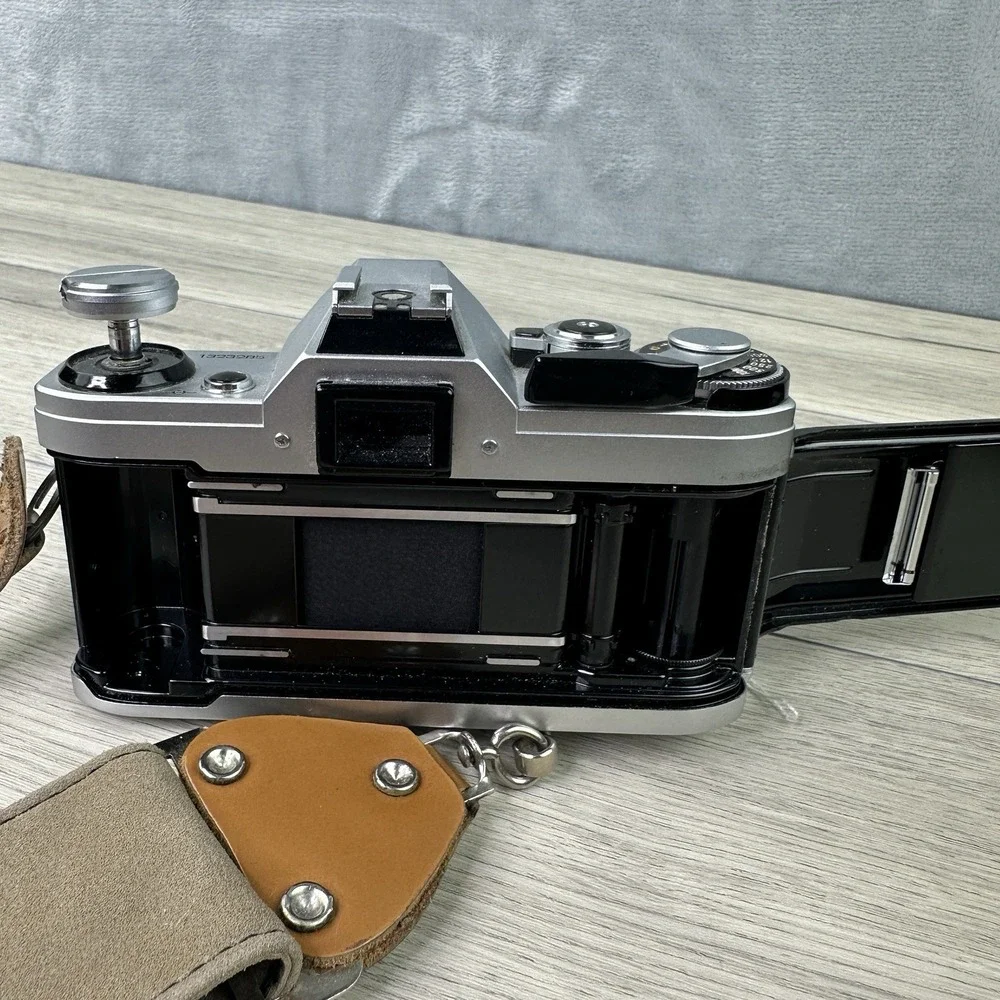 Vintage Canon‎ AE-1 35mm SLR Film Camera w/ 28mm f2.8 Lens Strap Japan